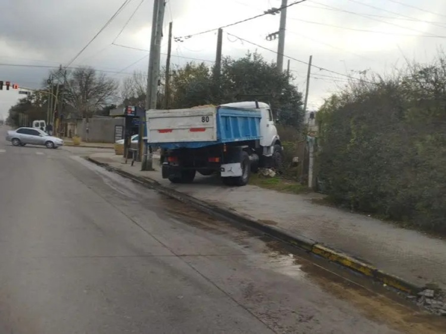 Impactante choque de un camión que provoco una fuga de gas en avenida 520