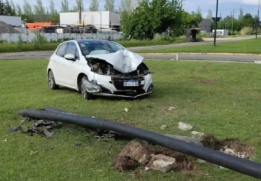 Un hombre se despistó y chocó en su auto en la avenida 520 y calle 31