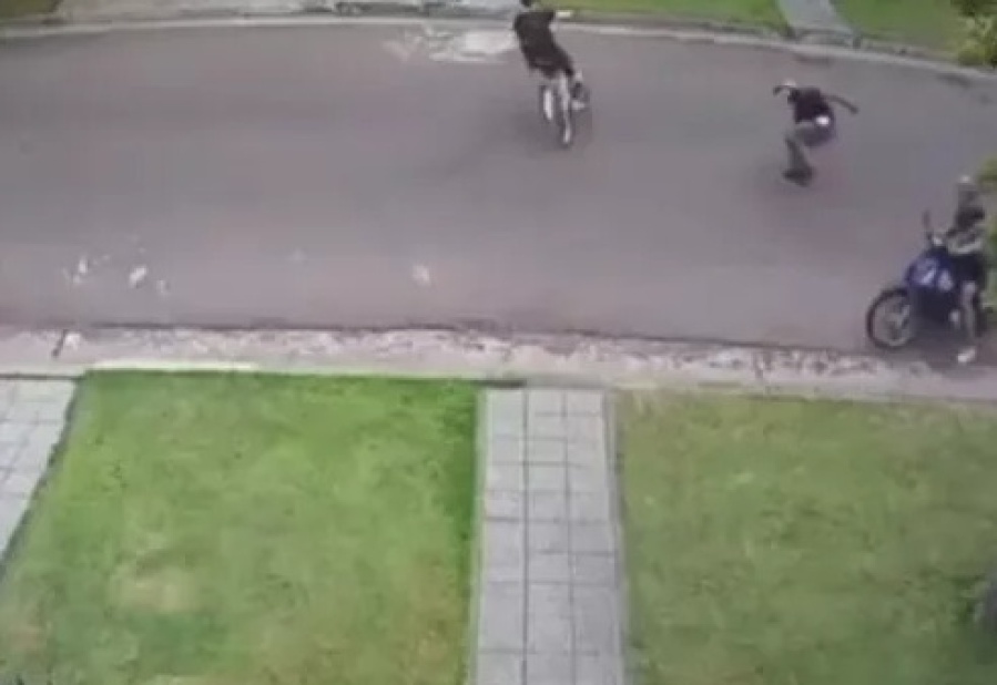 Violento ataque de motochorros a una chica en Gonnet: ”Acá nadie vigila ni protege a sus vecinos”