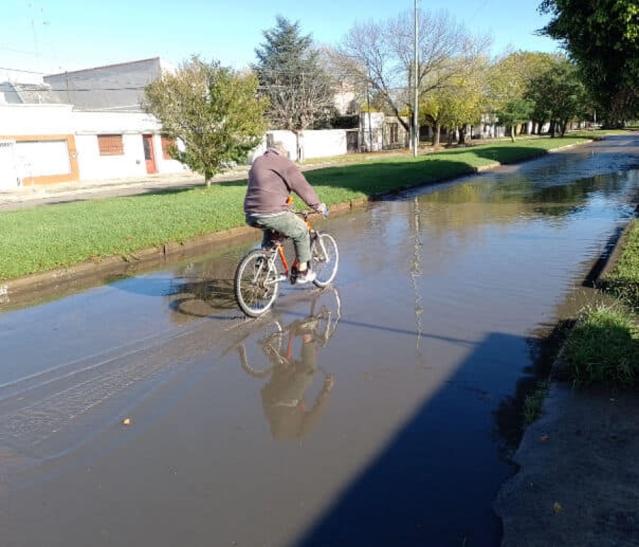 Vecinos de Los Hornos reclaman por el mantenimiento de un desagüe pluvial: “La avenida queda intransitable cuando llueve”