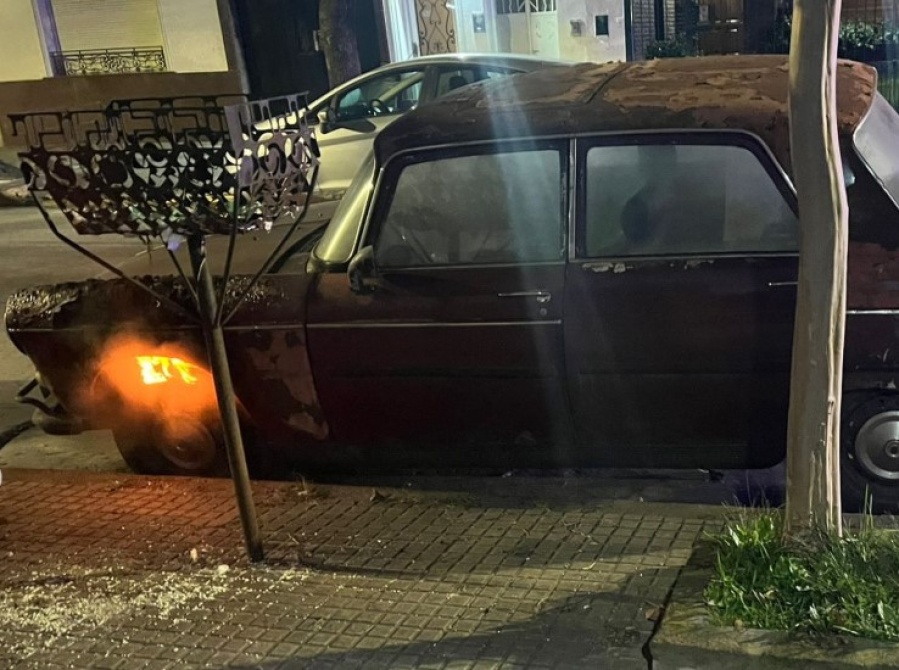 Detienen a un joven en situación de calle por incendiar al menos dos autos en La Plata