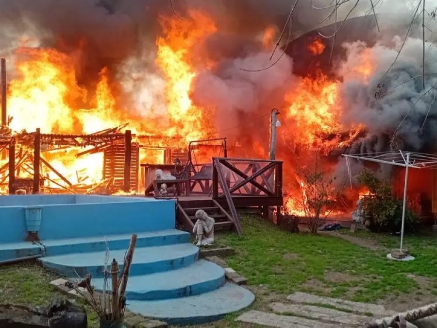 Tragedia en Los Hornos: Un incendio arrasó con una vivienda y causó la muerte de ocho perros