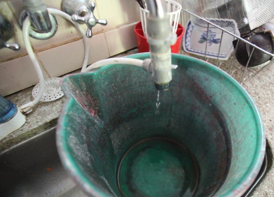 Los vecinos de la zona de 78 y 8 no tienen agua hace tres días: ”No se puede vivir así”