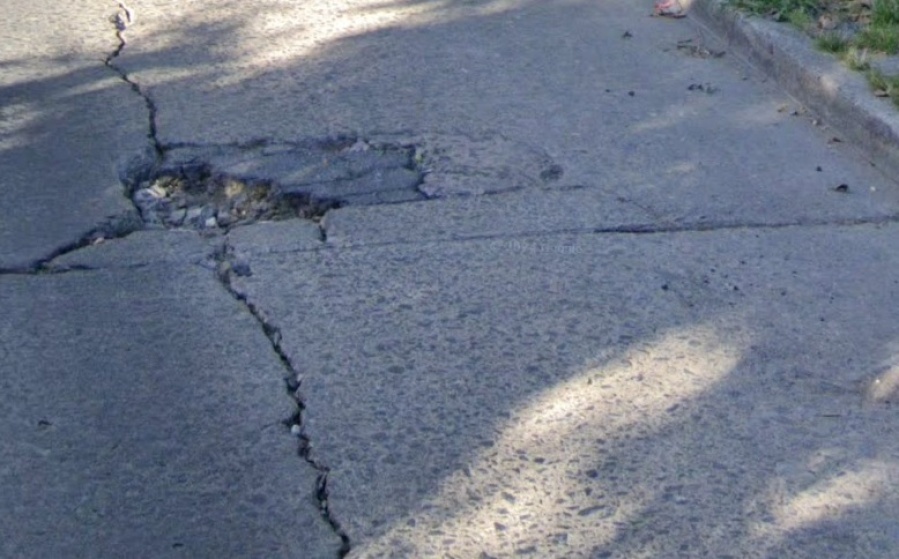 En 61 y 15 alertaron por un importante pozo y pidieron arreglos