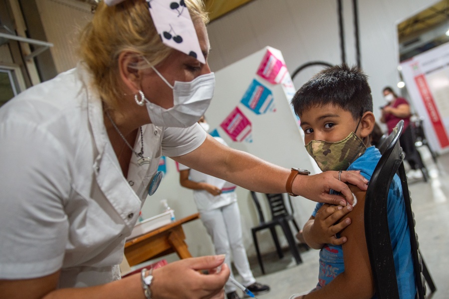 Más de dos mil colegios bonaerenses serán sede para vacunar a chicos y chicas