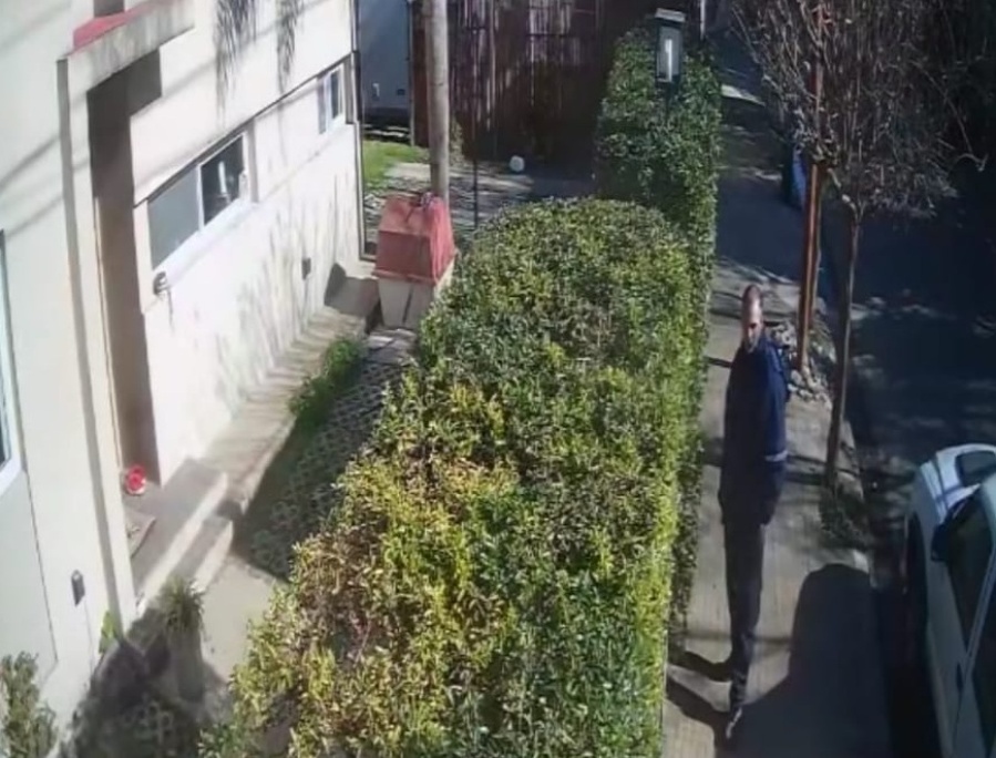 Se hacen pasar por operarios de ABSA para ingresar a los domicilios y robar en La Plata