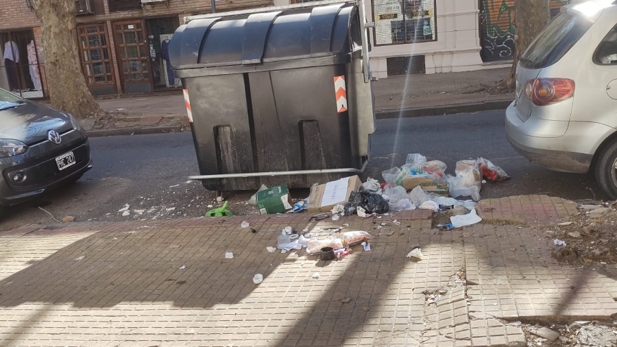 Reclaman por la formación de un micro basural lado de un contenedor en el centro platense