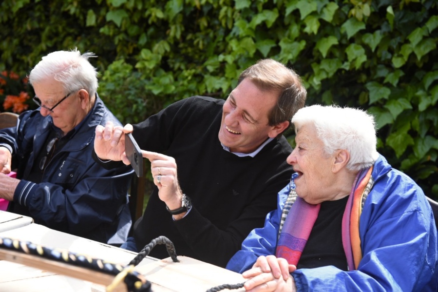 Garro compartió un desayuno con jubilados y jubiladas en su día: ”Siempre es un placer charlar con ellos”