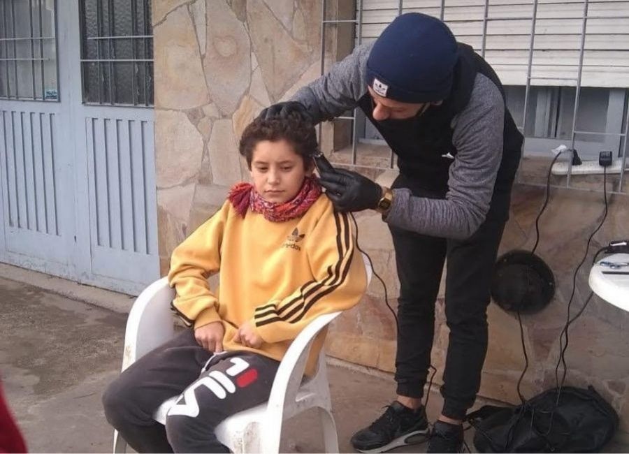 El peluquero solidario de La Plata le cortará gratis a los niños autistas e hipoacúsicos