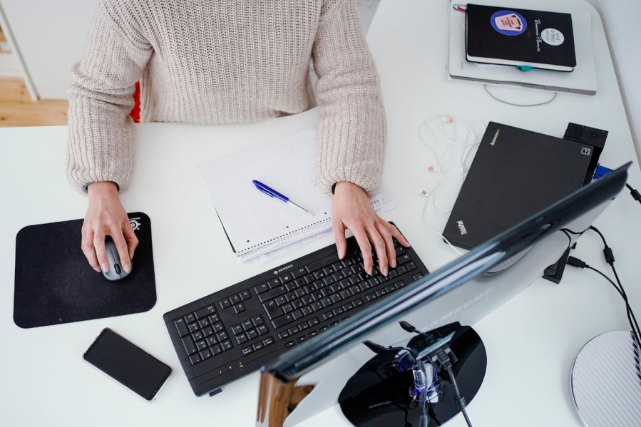 Aquellos que trabajen para el exterior podrán ingresar sus sueldos en dólares