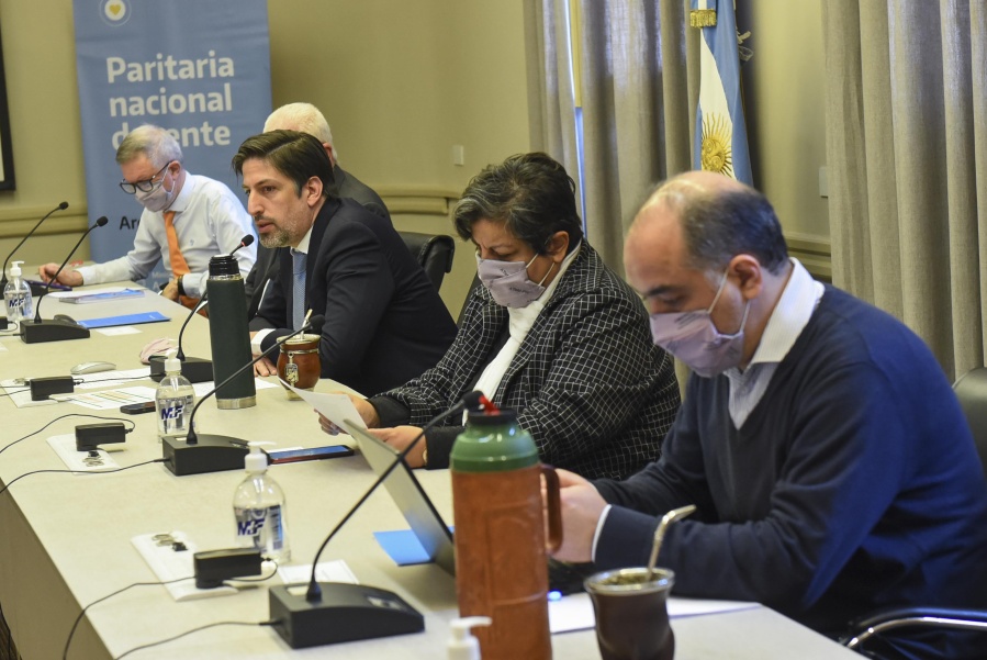 El Gobierno y los cinco sindicatos docentes acordaron un nuevo salario inicial de 40 mil pesos desde diciembre