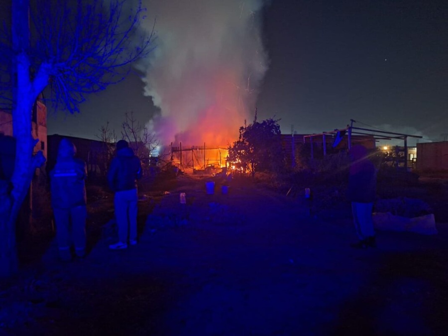Un voraz incendio destruyó por completo una vivienda en Abasto y dejó un herido con quemaduras