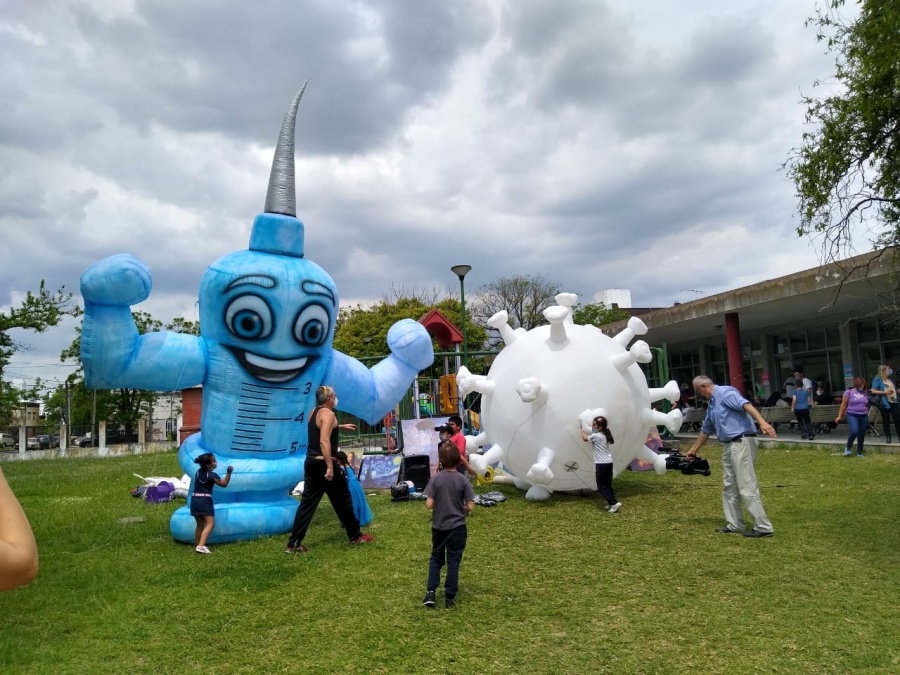 Niños que fueron a vacunarse 'derrotaron' al Covid inflable de La Plata
