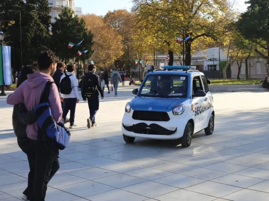“Tanito” el patrullero eléctrico de Plaza Italia permitió asistir a tiempo a un hombre que sufrió convulsiones