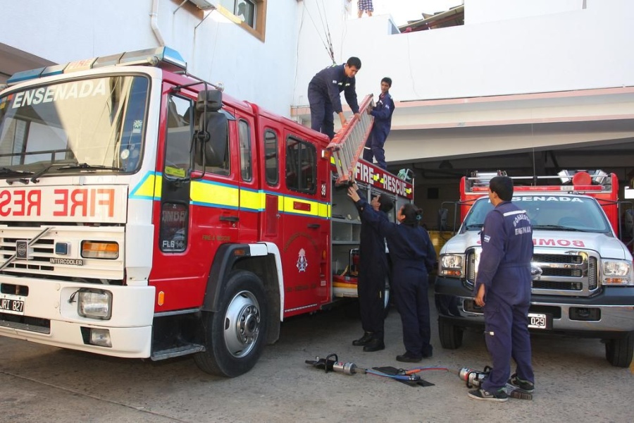 Incendio en la localidad de Ensenada: dos personas tuvieron que ser asistidas por el SAME