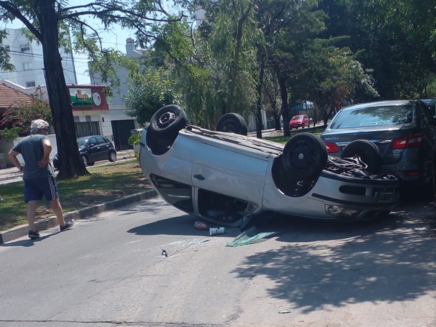 Volcó su vehículo y salieron despedidos tras un violento choque en La Plata