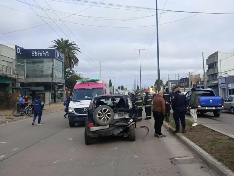 Triple choque entre dos autos y una moto en La Plata