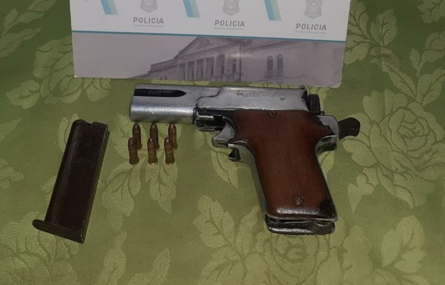 Merodeaban por City Bell con un arma de fuego y quedaron detenidos