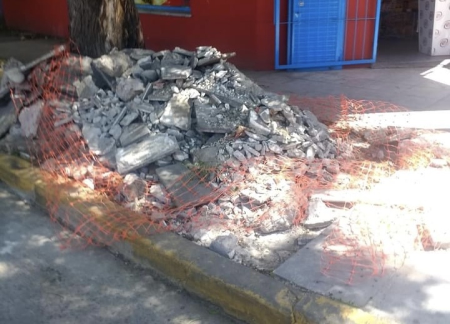 Una montaña de escombros molesta a los vecinos de City Bell