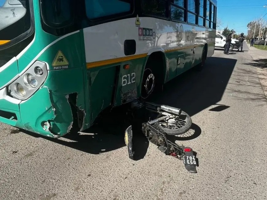 Un accidente entre un colectivo y una moto dejó dos heridos y uno de ellos hospitalizado en La Plata