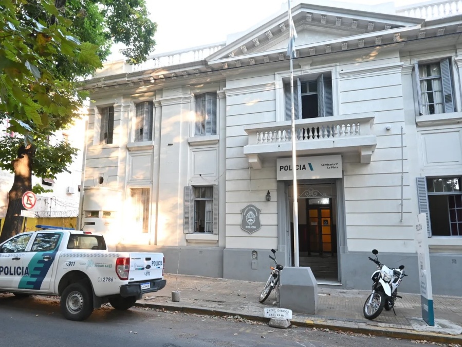 Terror en La Plata: apuñalan a un cuidacoches para robarle el celular cerca de Plaza Moreno