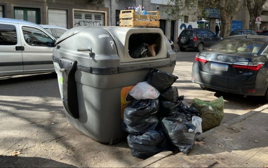 En 2 y 59 los contenedores ”explotan” de bolsas de basura: ”Las dejan afuera”