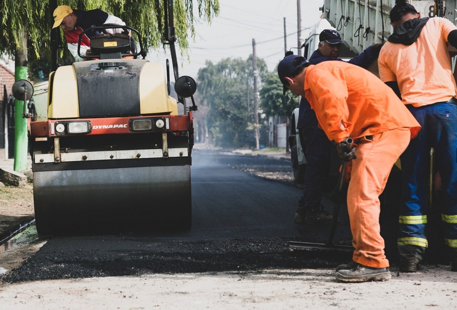 En Almirante Brown, vecinos y comerciantes reclaman por una obra mal hecha que interrumpe el tránsito: ”Nos afecta mucho”