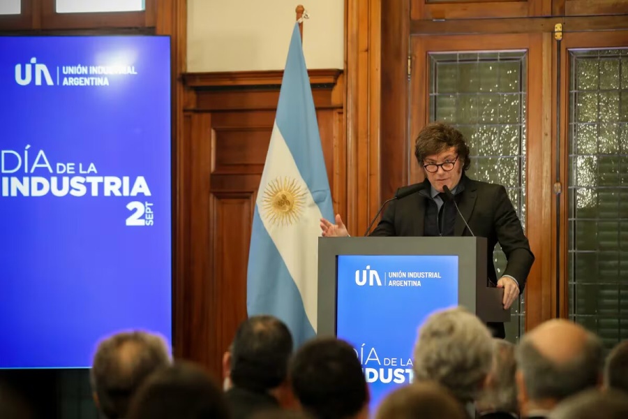 Milei le dijo a los industriales que no los va a ”dejar tirados” y les prometió ”abrir la economía”