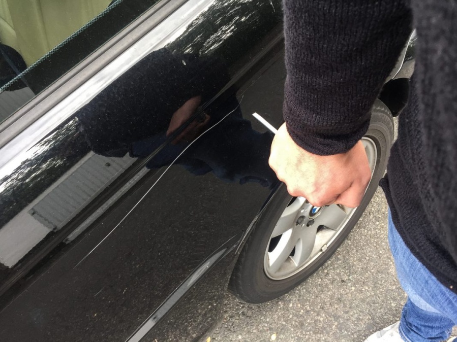 Denunciaron a un hombre que raya autos estacionados frente a su casa en La Plata