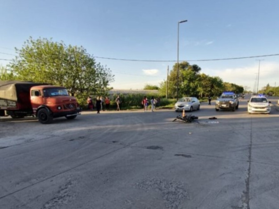 Murió un joven de 21 años tras chocar en moto contra un camión en Etcheverry