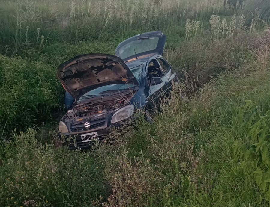 Pincharon un neumático, volcaron y una familia se salvó de milagro en la ruta que une a La Plata con Brandsen