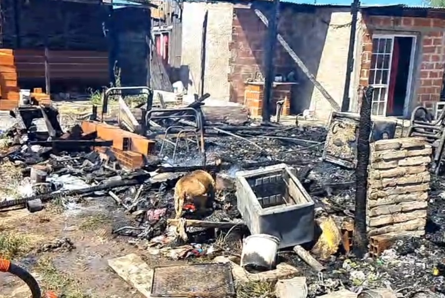 Dramático incendio en una vivienda de La Plata: Vecinos intentaron apagar el fuego tras la tardanza de los bomberos