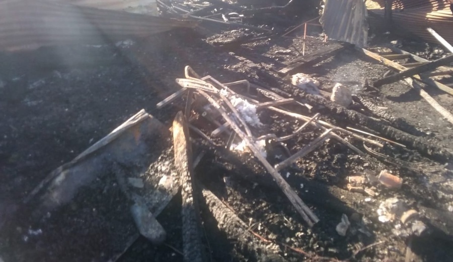 Una familia perdió todo en un incendio en Los Hornos