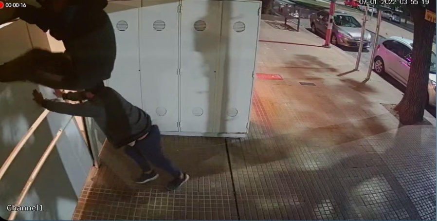 Los “roba edificios” hacen estragos en la zona del Parque Saavedra y nadie los detiene: “El consorcio no nos deja denunciar”