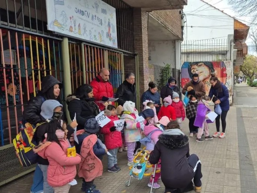 Realizaron un abrazo simbólico al Jardín de Infantes N° 938 para exigir calefacción y mejores condiciones edilicias