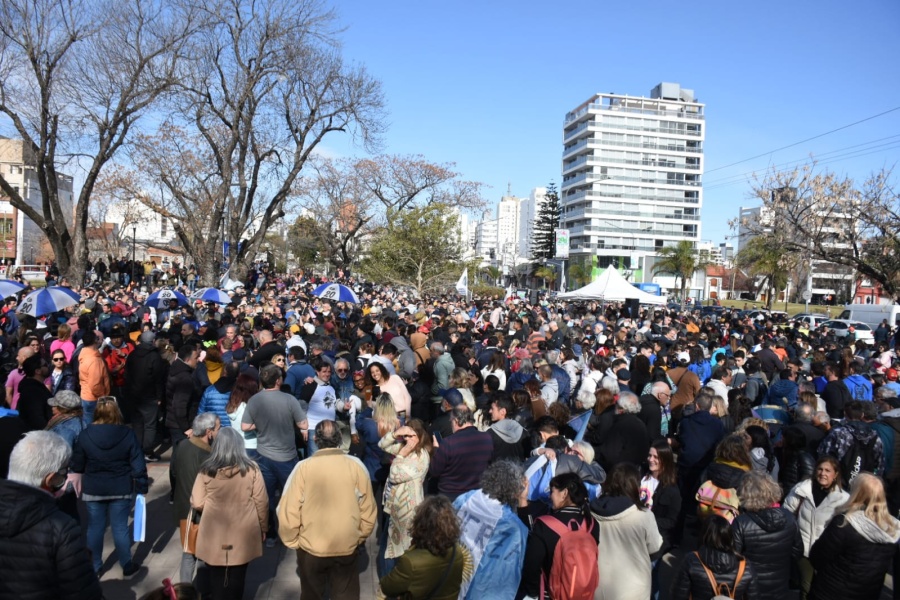 Cientos de militantes platenses muestran su apoyo a Cristina Kirchner