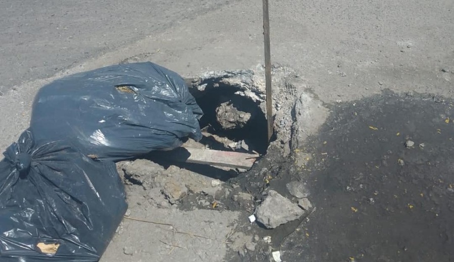 Vecinos de Los Hornos reclaman por un gran pozo en una de las esquinas: ”Es un peligro”