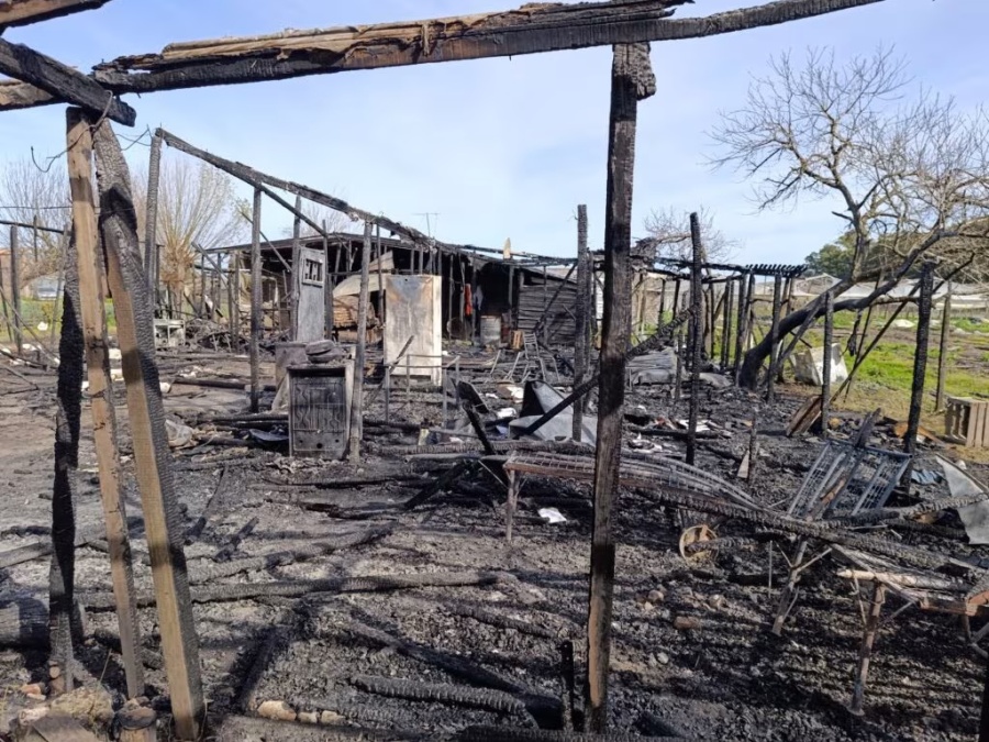 Incendio en Etcheverry destruyó dos viviendas: las familias piden ayuda