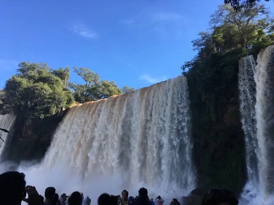 Un turista argentino se quiso sacar una selfie en las Cataratas del Iguazú y se cayó: lo buscan intensamente
