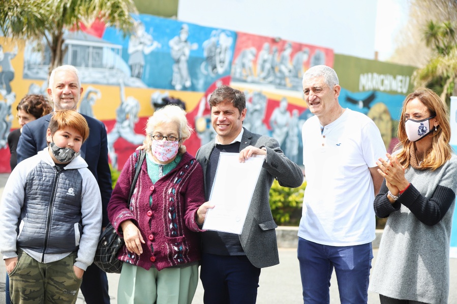 Kicillof encabezó la entrega de escrituras gratuitas en Villa Gesell