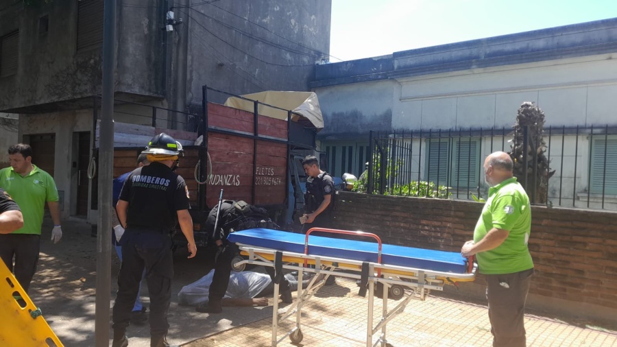 Conmoción en La Plata por un hombre que murió mientras manejaba y chocó contra una casa