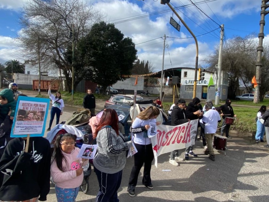 Familiares del doble crimen en Melchor Romero exigen justicia y piden la captura del prófugo: “No fue un accidente”