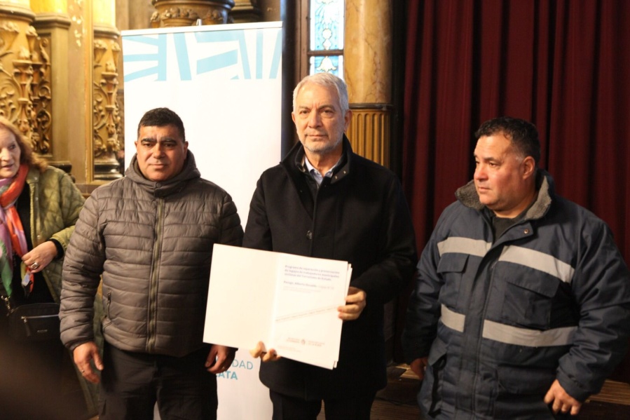 Alak encabezó la reparación de legajos de dos empleados municipales desaparecidos: ”Hoy se hace un acto de justicia”