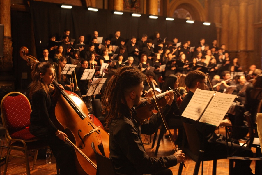 El Salón Dorado brilló en un concierto sinfónico-coral con más de 100 artistas en escena
