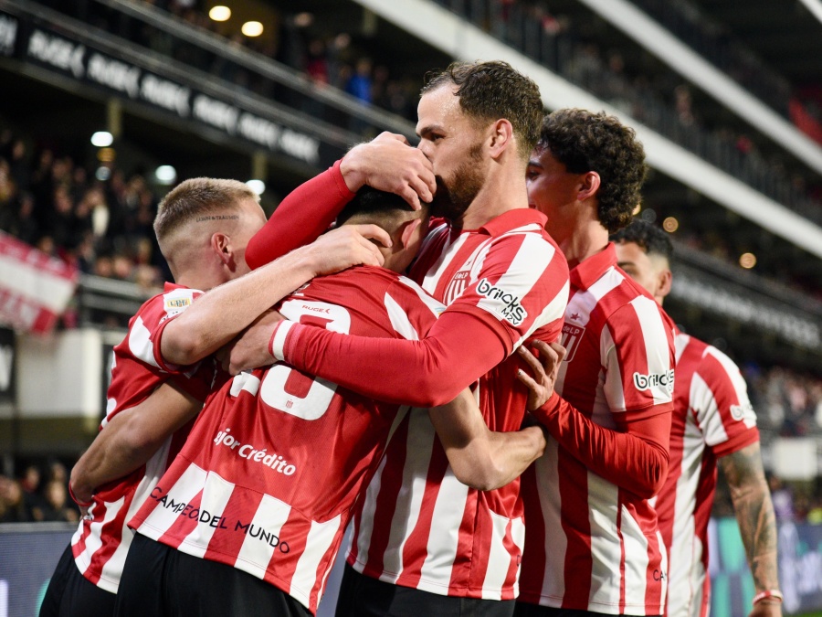 Un futbolista de Estudiantes tuvo un descuido, los hinchas explotaron de bronca y tuvo que salir a pedir disculpas