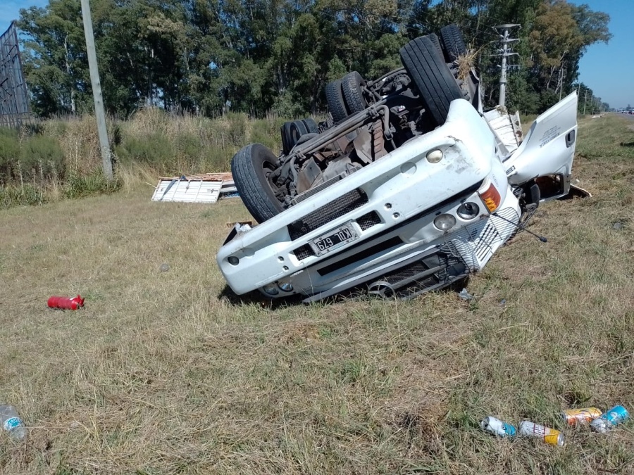 Murió un hombre tras volcar un camión en la Ruta 2 a la altura de La Plata