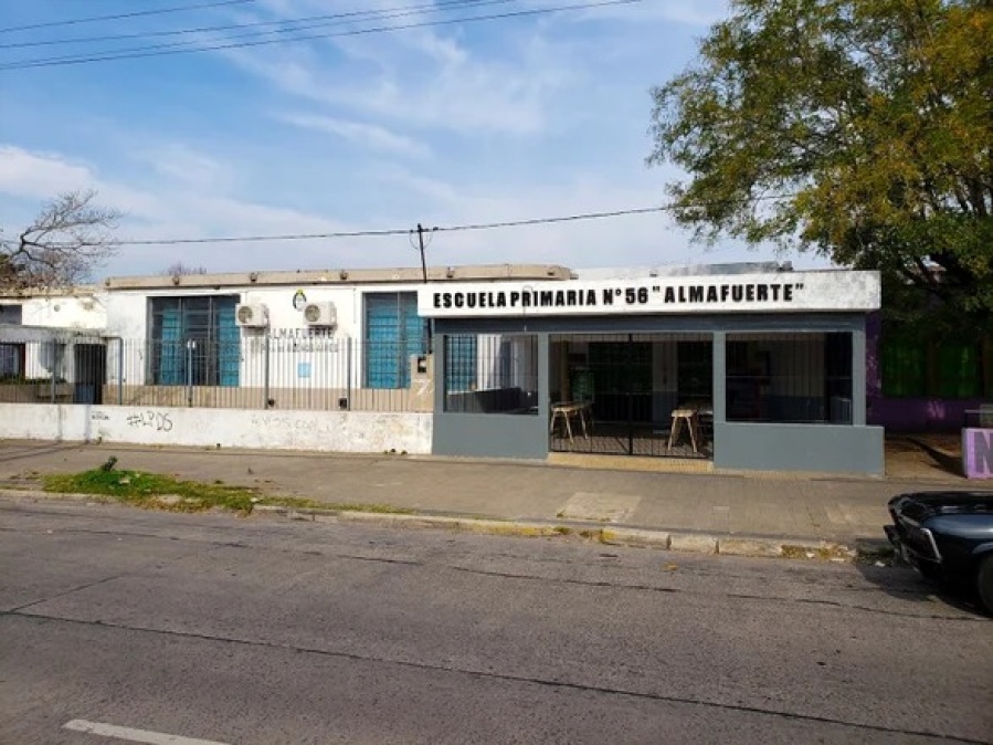 Ingresaron a una escuela de La Loma y se llevaron una decena de notebooks