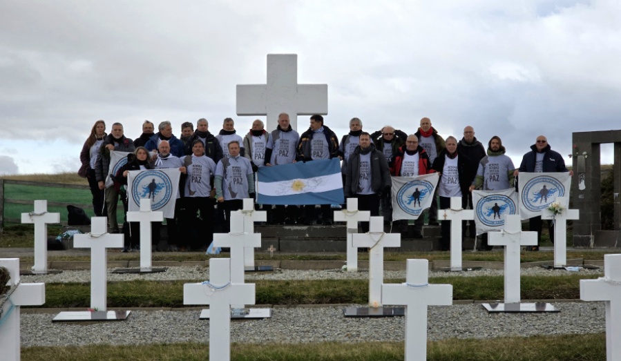 Excombatientes del CECIM La Plata viajaron al Cementerio de Darwin en las Islas Malvinas