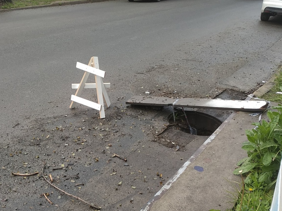 Vecinos de Altos de San Lorenzo, molestos por una tapa de desagüe faltante hace meses