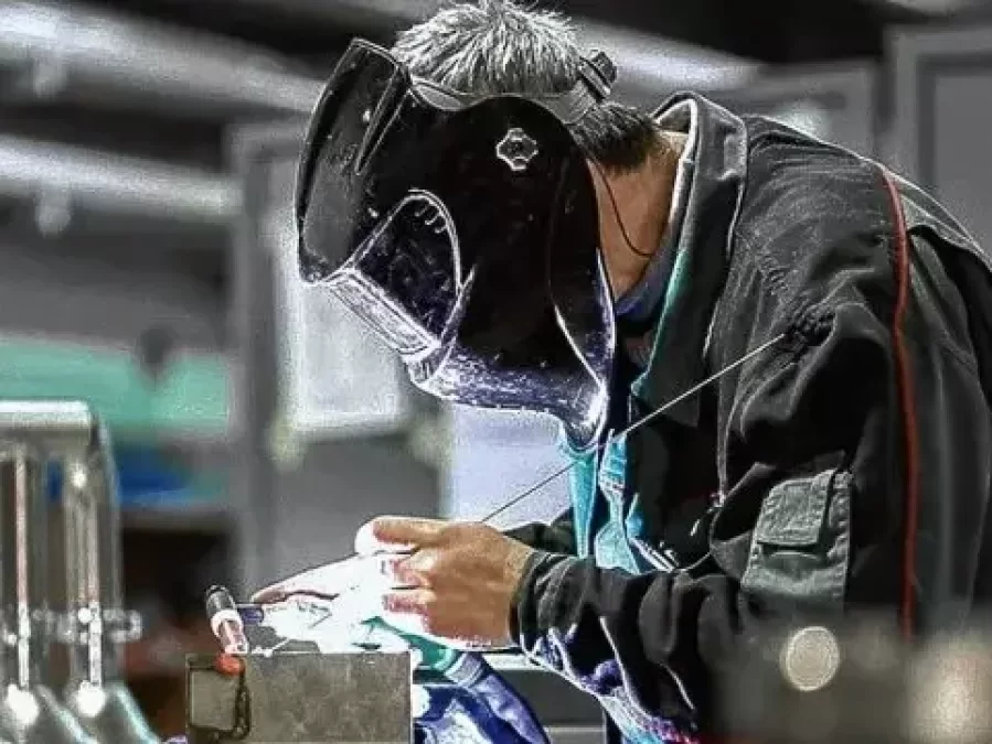 Por la falta de obra pública y el bajo consumo, revelan que la actividad industrial caerá más de 4% en 2024